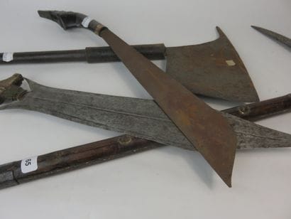 Set of 4 weapons in the state : a fang knife...