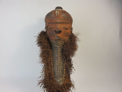 Masque de danse frontal de type mbuya représentant...