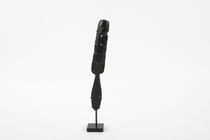 Ancienne spatule à chaux ornée d’un personnage...