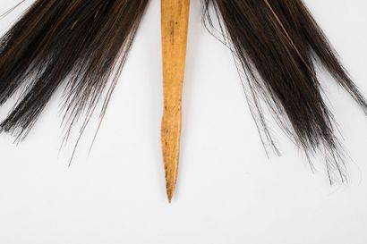 Dague ornée en son sommet d’un masque en...