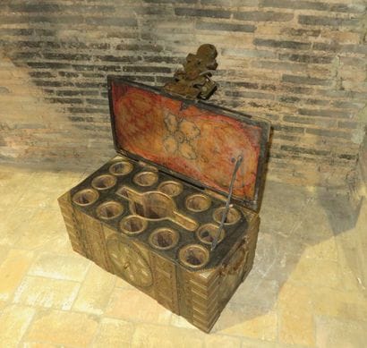 Beautiful tea chest Sahraoui including a...