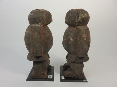 Couple de fétiches. Bois à patine crouteuse....