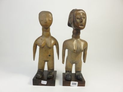 Deux fétiches représentés debout les bras...