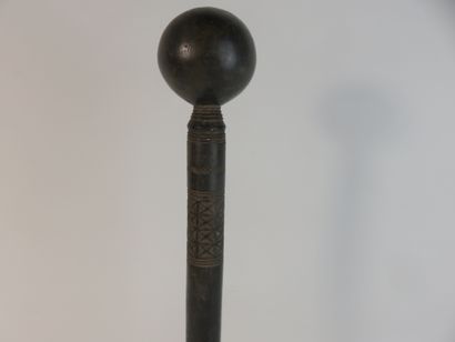 Sceptre, le manche est gravé de motifs géométriques...