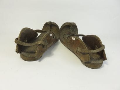 Pair of sandals. Polychrome carved leather....
