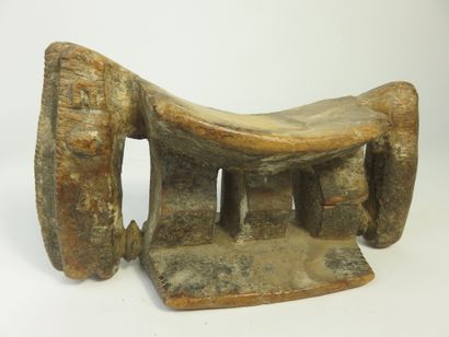 Neck rest representing a horse. Wood with...