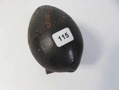 Très joli et ancien ocarina à décor sculpté...