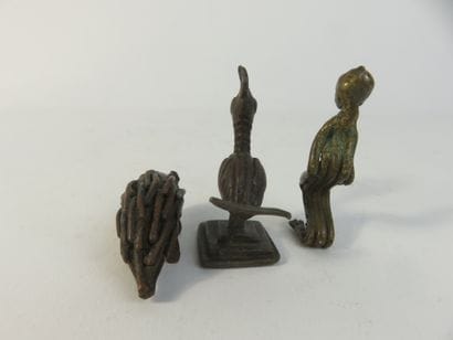 Trois poids : un personnage, un oiseau et...