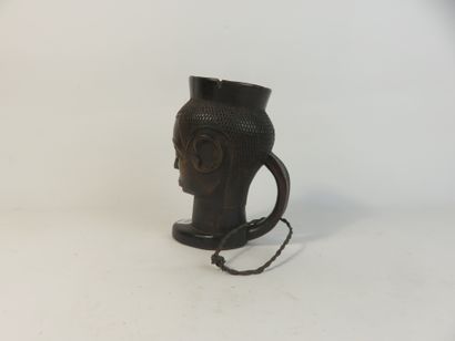 Coupe à vin de palme représentant une tête...