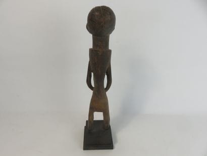 Fétiche féminin représenté debout. Bois à...