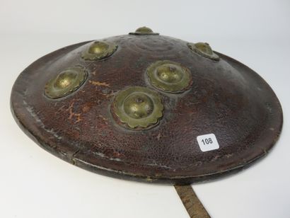 Bouclier Dhal. Cuir laqué dorée, ornée de...