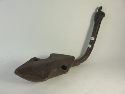 Harpe violon dont le manche est orné d’une...