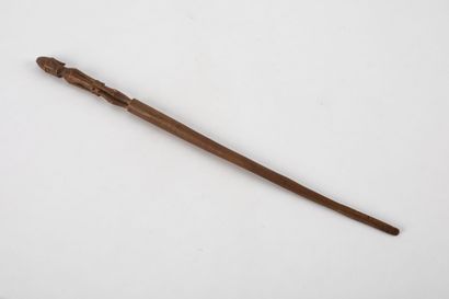 Spatule à chaux ornée d’un personnage masculin...