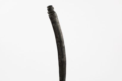 Spatule à chaux courbée, ornée d’une tête...