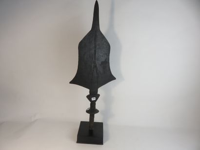 Couteau. La lame est en métal forgé, la poignée...