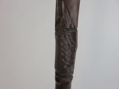Grande spatule à sagou ornée sur le manche...