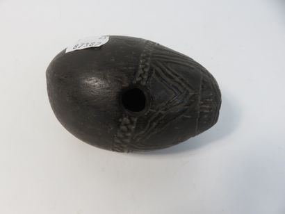 Très joli et ancien ocarina à décor sculpté...