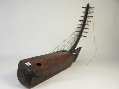 Harpe harquée à huit cordes. N’gombi. La...