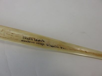 Spatule à chaux de chef, ornée de coquillages,...