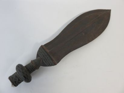 Couteau Ikula, lame en fer forgé et poignée...