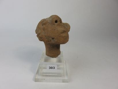 Tête d’homme. (fragment de statuette) Terre...