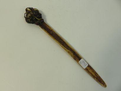 Ancienne spatule de chef ornée de coquillages,...