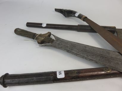 Set of 4 weapons in the state : a fang knife...