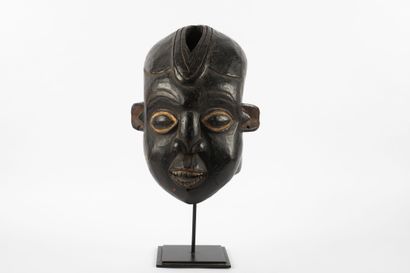 Masque casque ngoin. Représentation féminine...