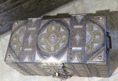 Beautiful tea chest Sahraoui including a...
