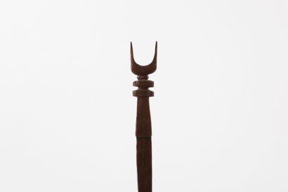 Spatule à chaux ornée d’un croissant formant...