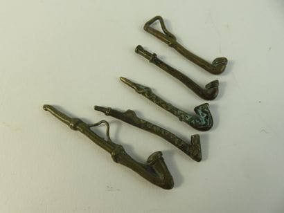 Cinq pipes.