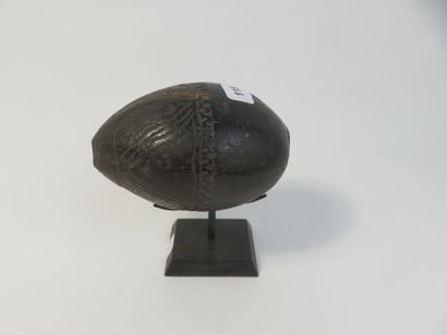 Très joli et ancien ocarina à décor sculpté...