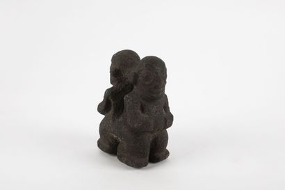Tiki double représenté dos à dos dans la...