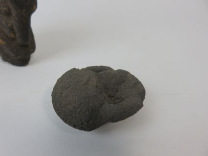 Lot de deux objets représentant chacun une...
