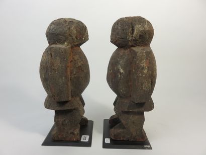 Couple de fétiches. Bois à patine crouteuse....
