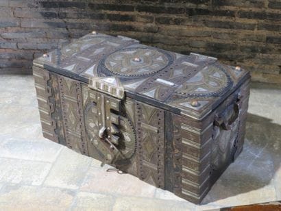 Beautiful tea chest Sahraoui including a...