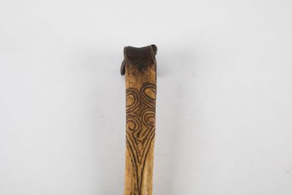 Ancienne dague de combat ornée d’un motif...