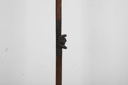Sagaie décorée d’un visage sculpté en haut...