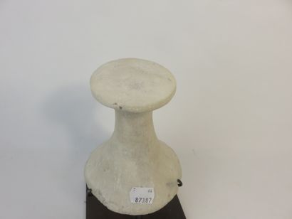 Pilon de forme classique. Corail rocheux....