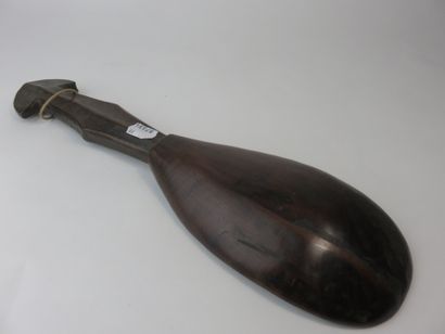 Cuillère. Bois à patine brune. Fente sur...