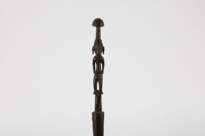 Elégante spatule à chaux ornée d’un personnage...