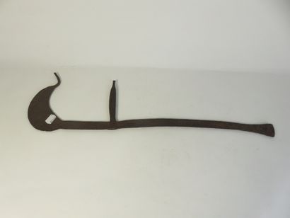 Couteau de jet en fer. Longueur : 61 cm....