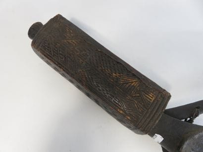 Harpe à harquée à huit cordes. N’gombi. (les...