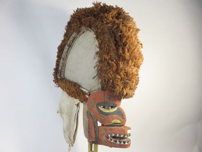 Masque Tatanua, visage en bois polychrome,...
