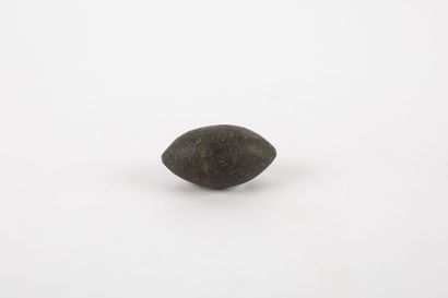 Une très belle pierre de fronde de forme...