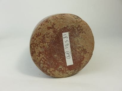 Vase conique. Terre cuite avec engobe rouge....