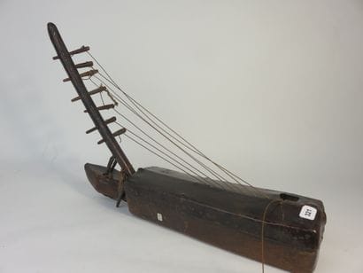 Harpe harquée à huit cordes. N’gombi. La...