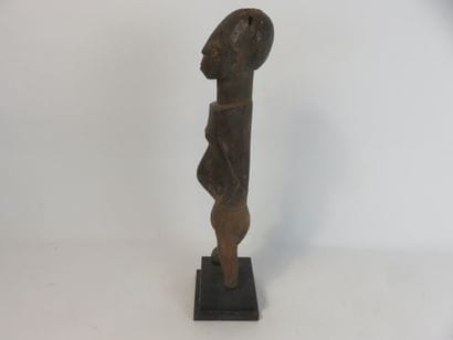 Fétiche féminin représenté debout. Bois à...