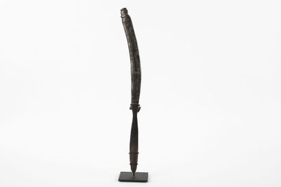 Spatule à chaux courbée, ornée d’une tête...