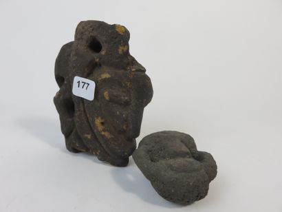 Lot de deux objets représentant chacun une...